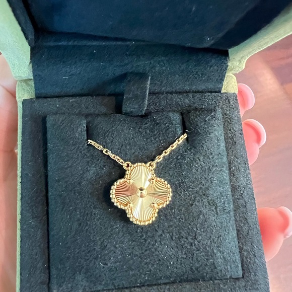 NOT FOR SALE - Vintage Alhambra pendant, guilloché 18K yellow gold. - Picture 10 of 10